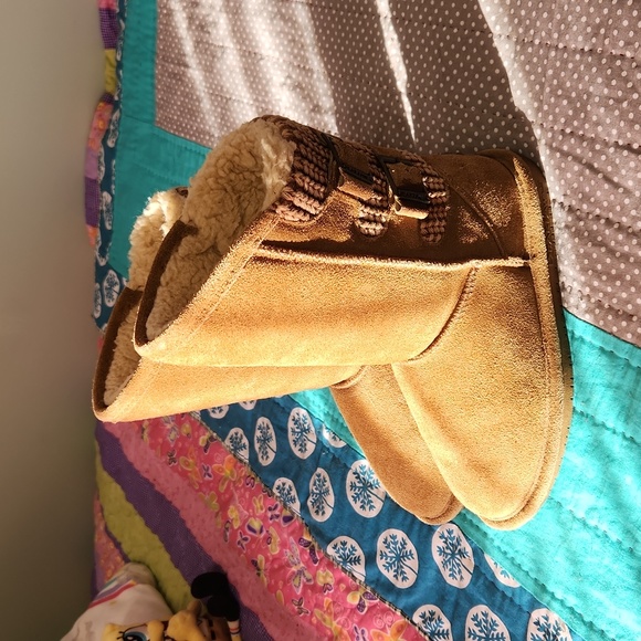 Beautiful Bearpaw boots - Picture 4 of 16